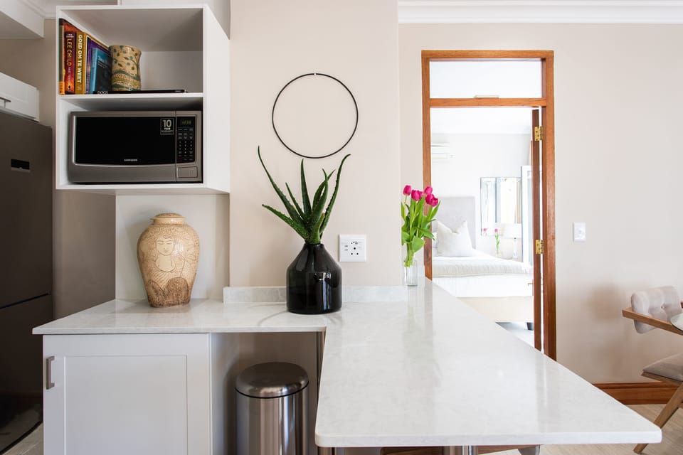 Full-size fridge, microwave, oven, stovetop