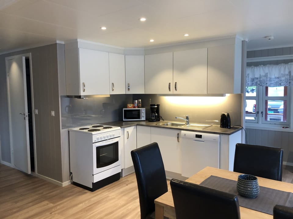 Premium Apartment, 3 Bedrooms, Sea View (Rorbu Makkaur) | In-room dining