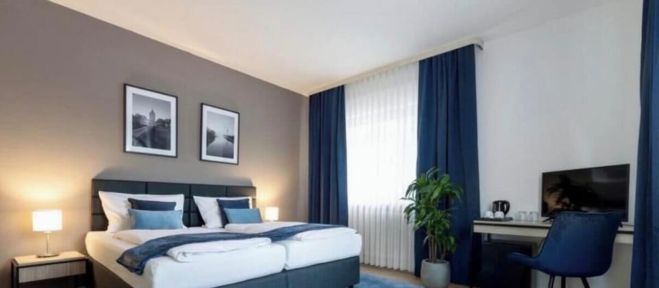 Comfort Double Room, 1 King Bed | Desk, laptop workspace, soundproofing, iron/ironing board