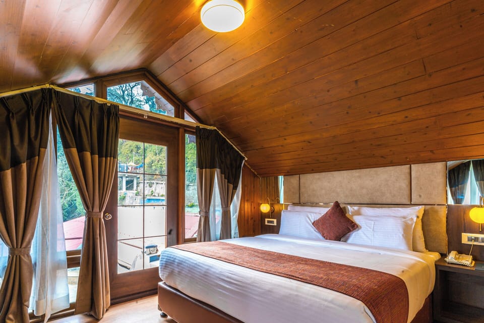 Attic View Room with Balcony | Laptop workspace, soundproofing, free WiFi, bed sheets