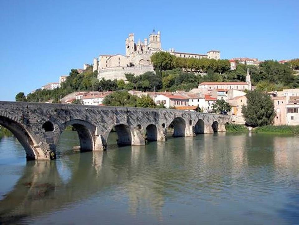 Corner holiday home, sleeps 5, 150 metres from the beach, secure LES SENTOLINES residence without... House in Portiragnes
