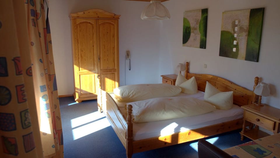 Double Room | Desk, free cribs/infant beds, free WiFi, bed sheets