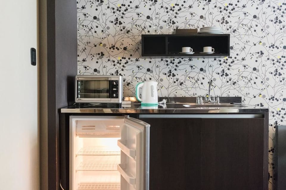 Junior Apartment, 1 King Bed | Mini-refrigerator