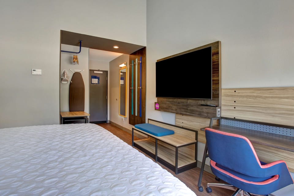 Room, 1 King Bed | Desk, laptop workspace, blackout drapes, iron/ironing board
