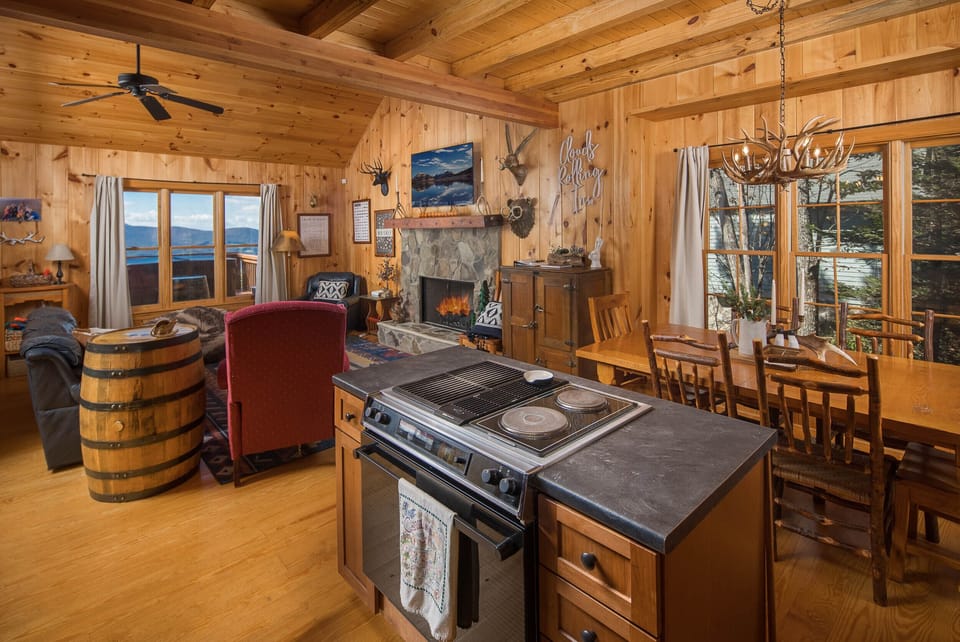 Looking from the kitchen to living room. You can catch a peak of the mtn views.