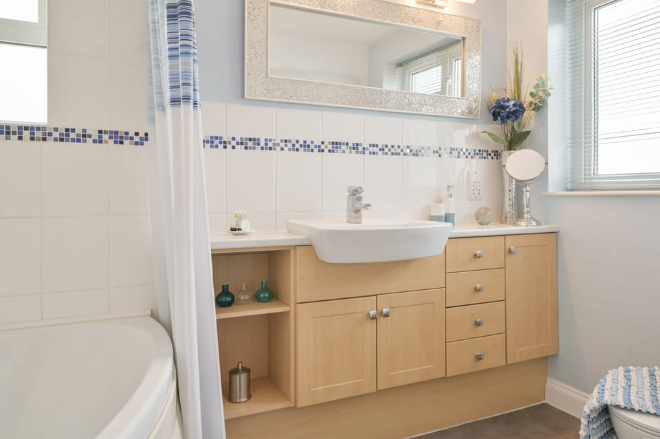 Superior Double Deluxe :The Blue Room | Bathroom | Free toiletries, hair dryer, towels