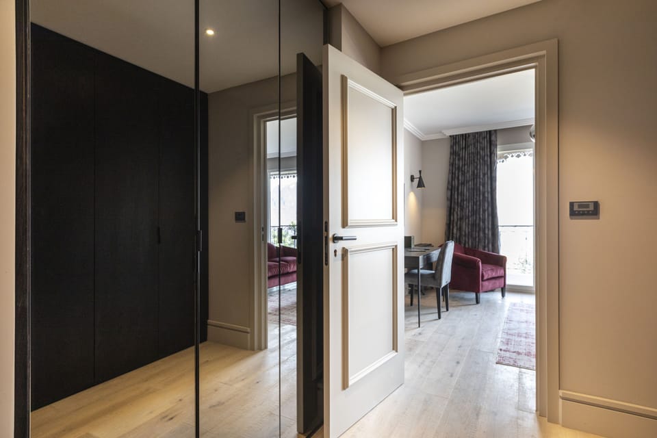 Comfort Room | Minibar, in-room safe, individually decorated, individually furnished