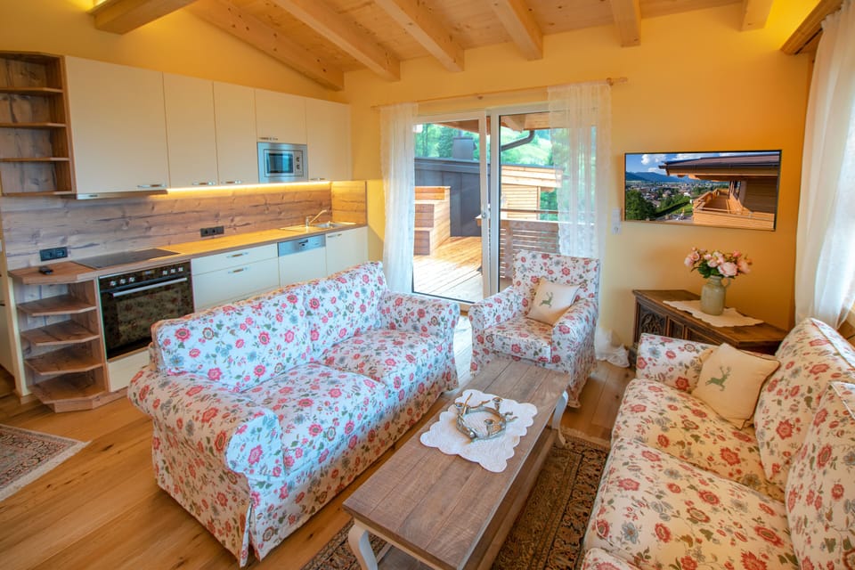 Deluxe Apartment, 3 Bedrooms, Kaiserresidenz | Private kitchen | Full-size fridge, microwave, oven, stovetop