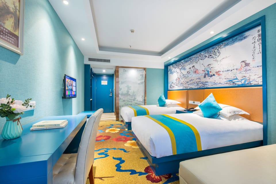 Deluxe Twin Room | Minibar, in-room safe, desk, blackout drapes