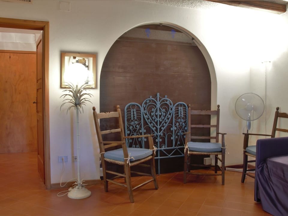 Furniture, Chair, Building, Plant, Wood, Door, Interior Design, Flooring, Picture Frame, Floor