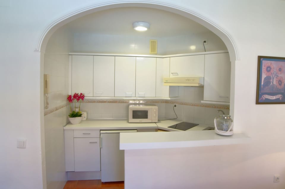 Studio (2 adults) | Private kitchen | Full-size fridge, microwave, coffee/tea maker, toaster