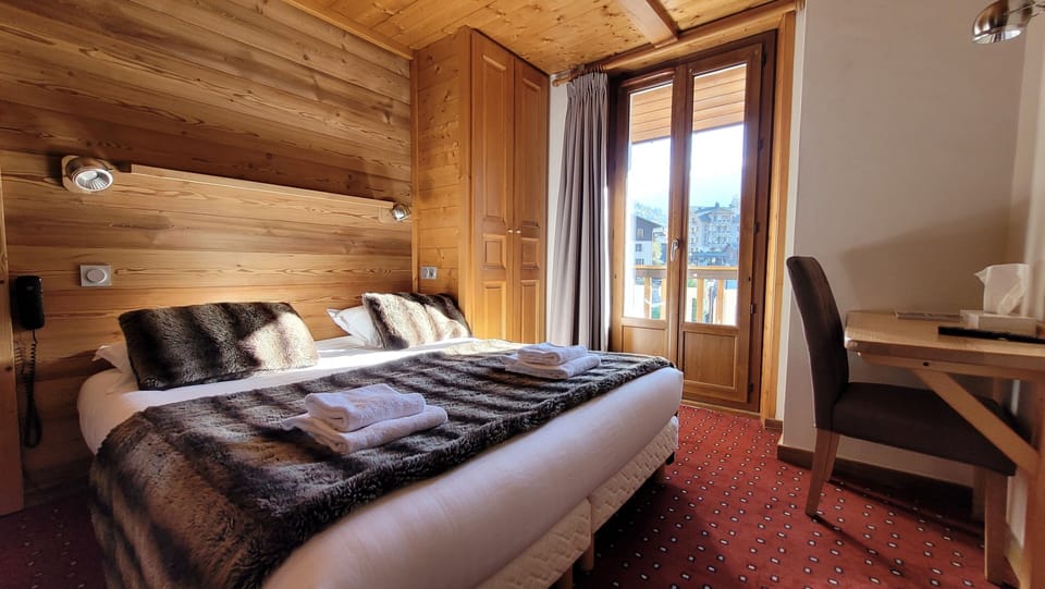 Desk, soundproofing, iron/ironing board, free WiFi