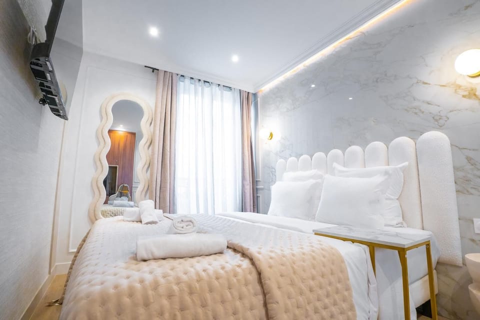 Chambre Double "La muse" | Desk, blackout drapes, iron/ironing board, free WiFi