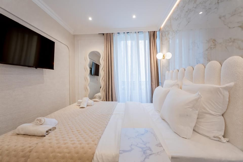 Chambre Double "La muse" | Desk, blackout drapes, iron/ironing board, free WiFi