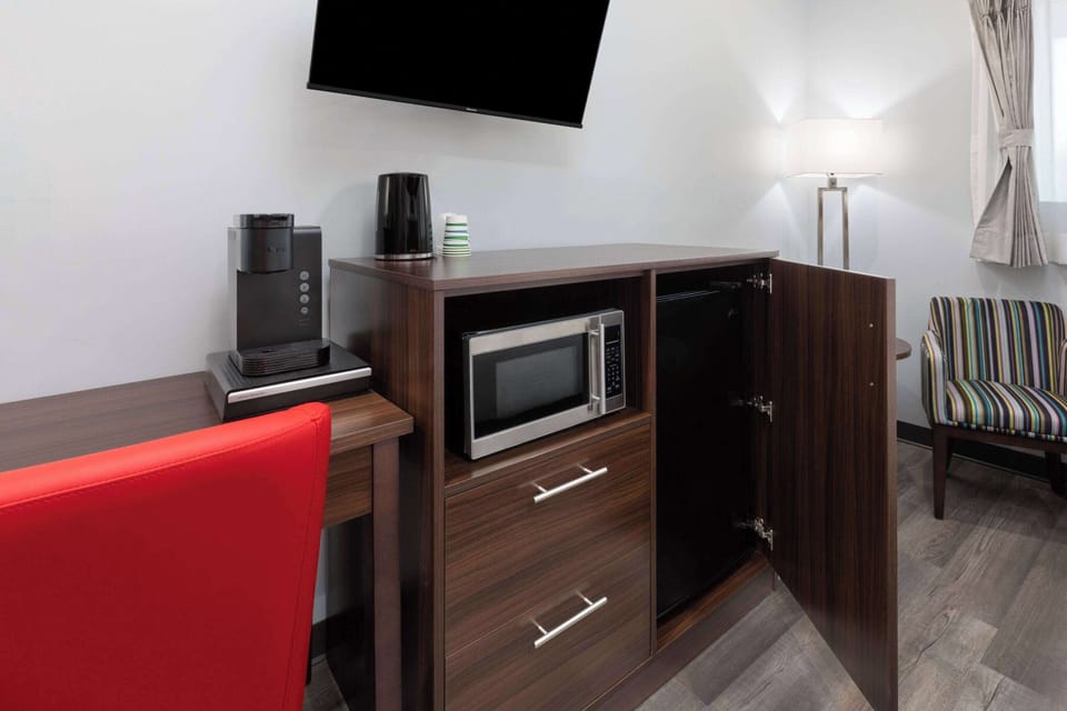 Room, 1 Queen Bed, Non Smoking (Mobility/Hearing, Roll-In Shower) | Down comforters, pillowtop beds, desk, blackout drapes
