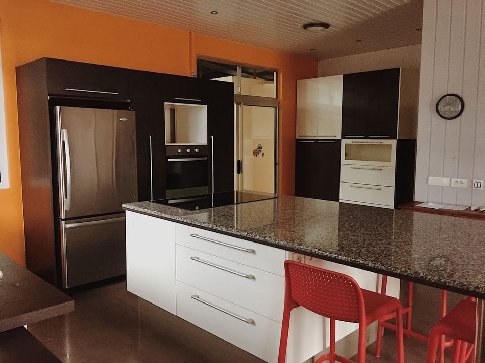Coffee/tea maker, full-size fridge, microwave, oven
