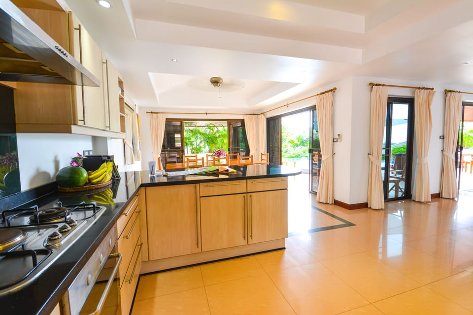 Luxury 4 Bed Infinity Pool Villa, Chef.