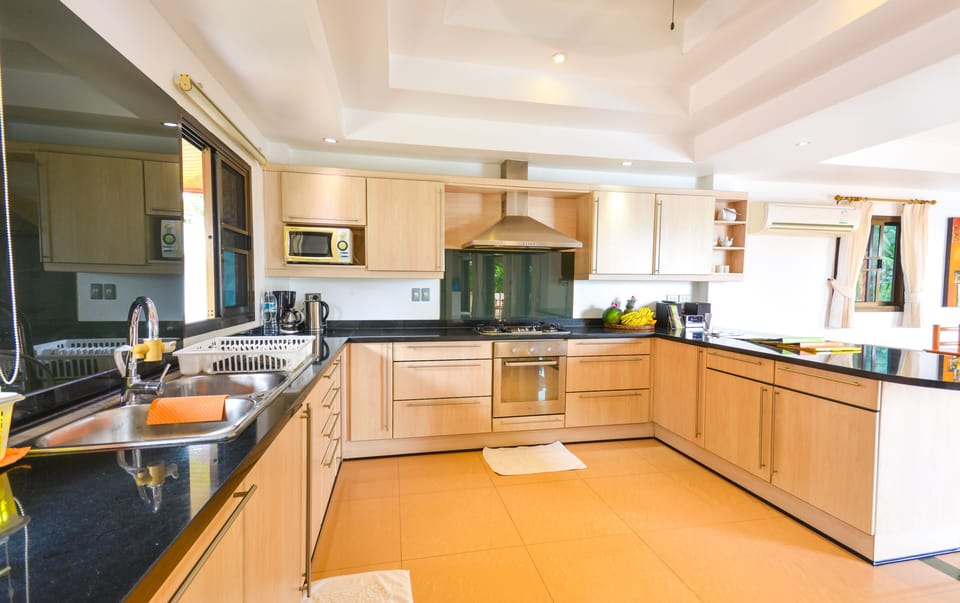 Luxury 4 Bed Infinity Pool Villa, Chef.