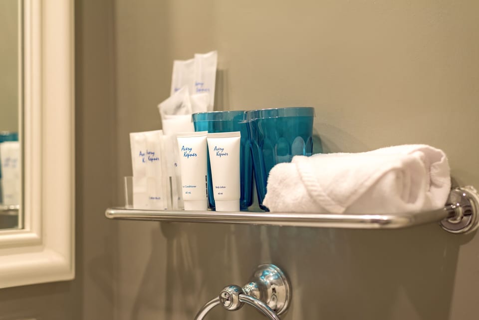 Grand Executive Twin Room | Bathroom | Shower, free toiletries, hair dryer, slippers