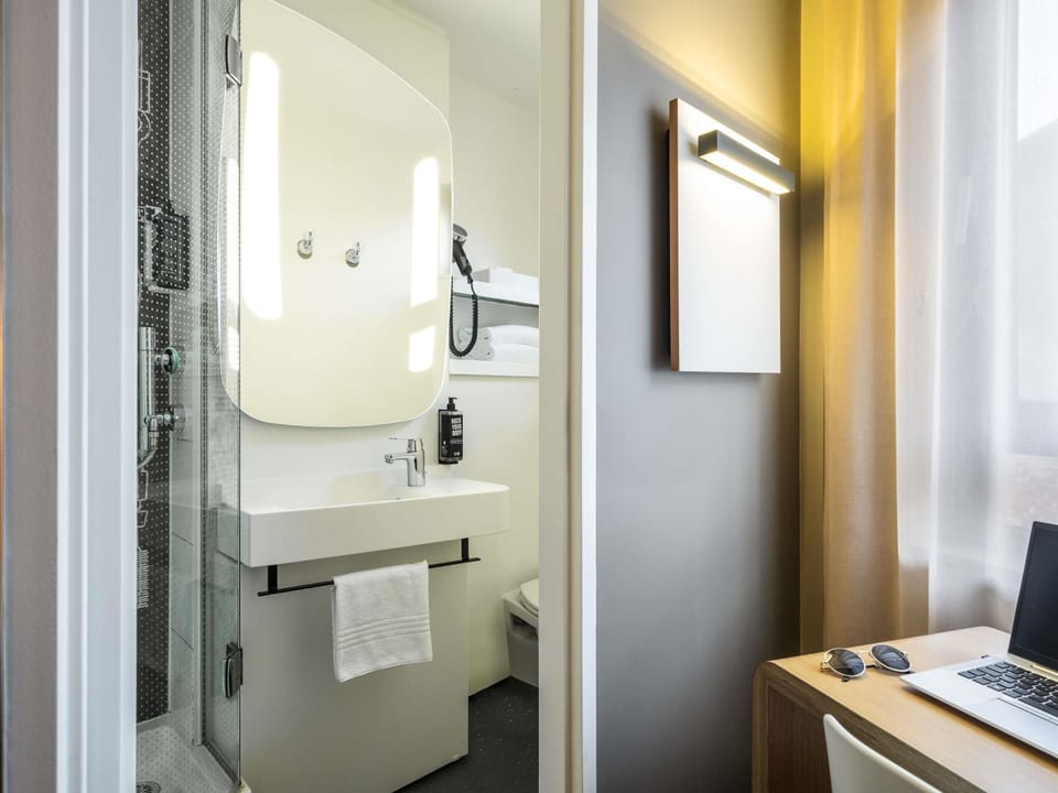 Desk, blackout drapes, free WiFi, bed sheets