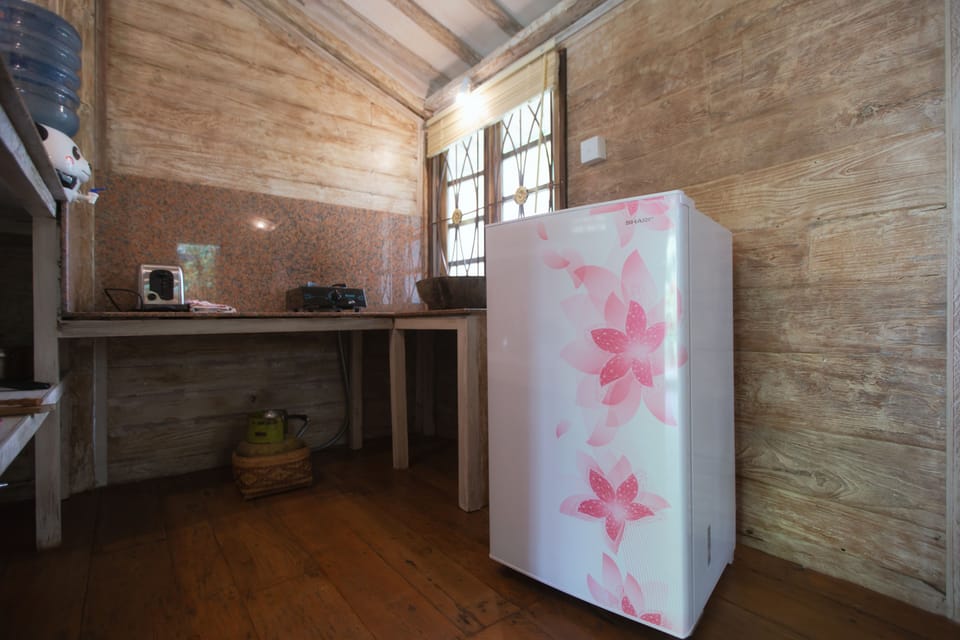 Classic Cabin, 1 King Bed, Garden View, Garden Area | Private kitchen | Shared fridge, electric kettle
