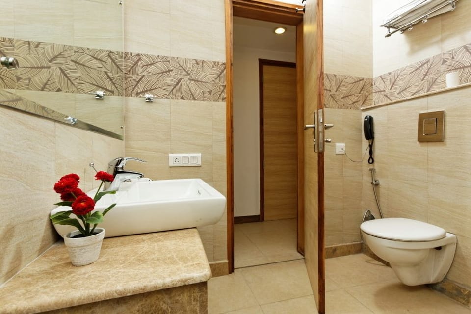Shower, rainfall showerhead, free toiletries, hair dryer