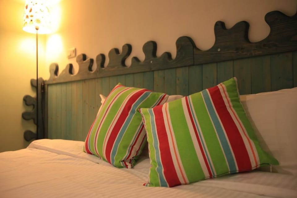 Deluxe Double Room | Bathroom | Free toiletries, hair dryer, slippers, towels