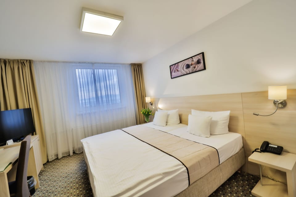 Superior Double Room | 1 bedroom, minibar, in-room safe, desk