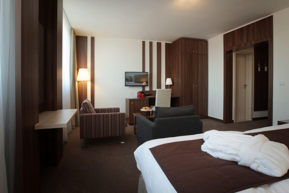 Exclusive Double Room | 1 bedroom, minibar, in-room safe, desk