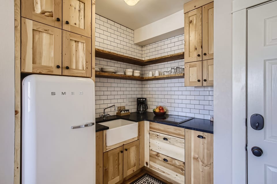 Apartment 1-Bdrm, King Bed with Kitchenette | Private kitchenette | Full-size fridge, microwave, stovetop, coffee/tea maker