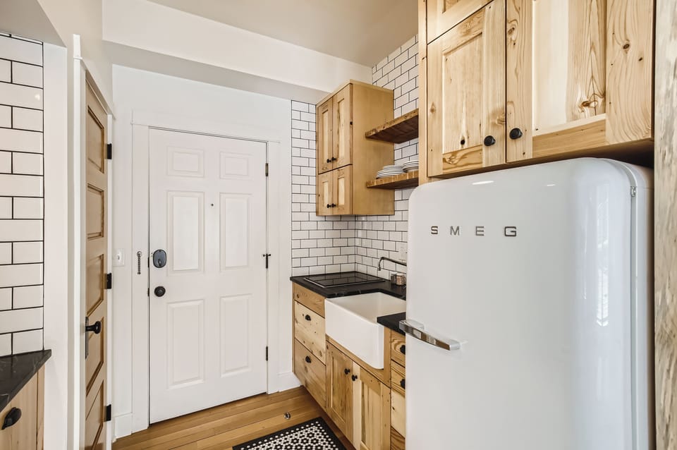 Apartment, Large Studio Queen with kitchenette | Private kitchenette | Full-size fridge, microwave, stovetop, coffee/tea maker