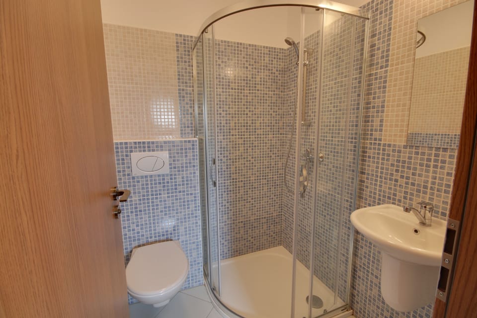 Family Studio, Multiple Beds, Garden View, Courtyard Area | Bathroom | Shower, heated floors, towels, soap