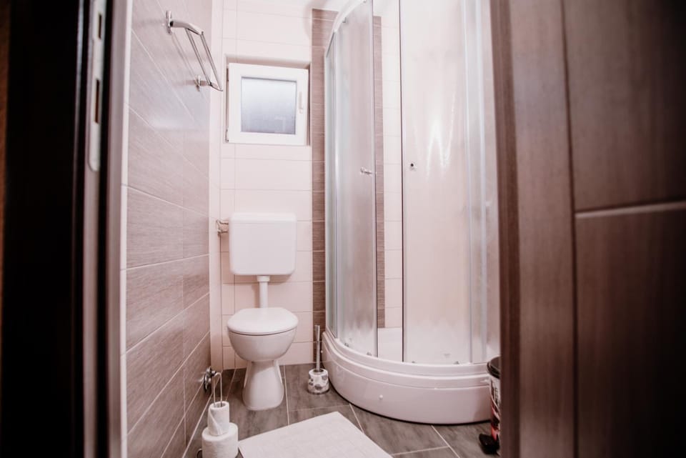 Shower, rainfall showerhead, free toiletries, hair dryer