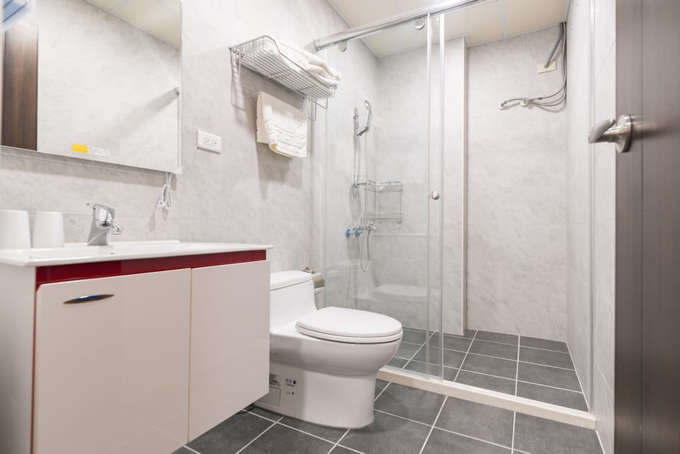 Family Quadruple Room | Bathroom | Shower, free toiletries, hair dryer, slippers