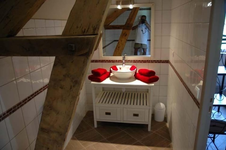 Family Room (Pivoine) | Bathroom sink
