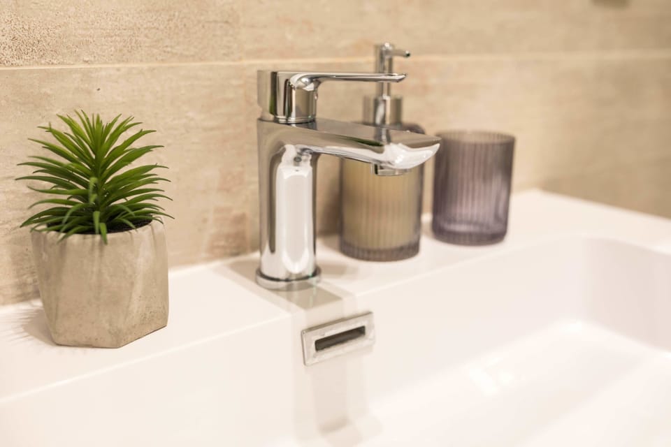 Deluxe Room | Bathroom sink