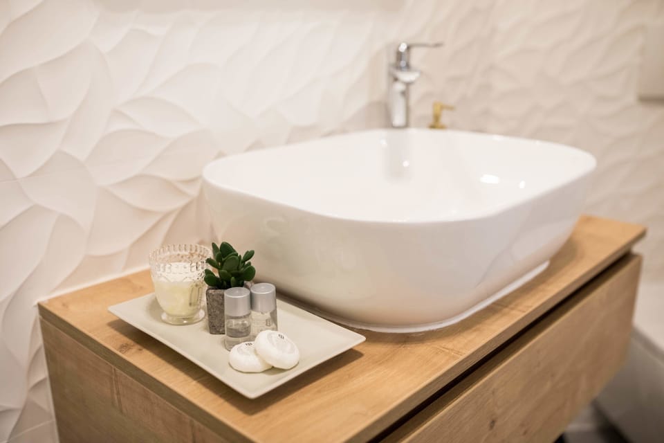 Superior Room | Bathroom | Shower, rainfall showerhead, hair dryer, soap