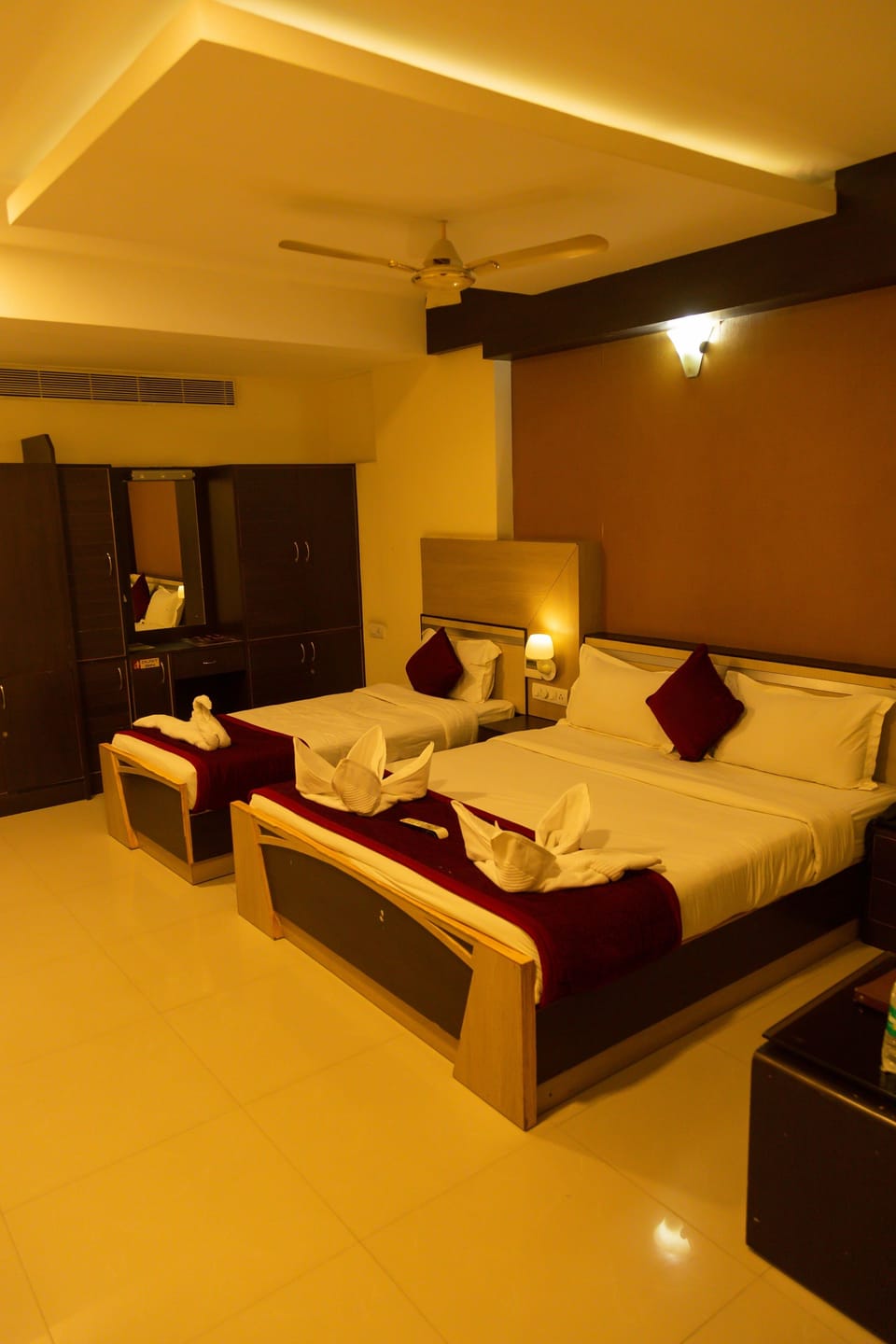 Club Twin Room | Bathroom | Shower, hair dryer (on request), towels