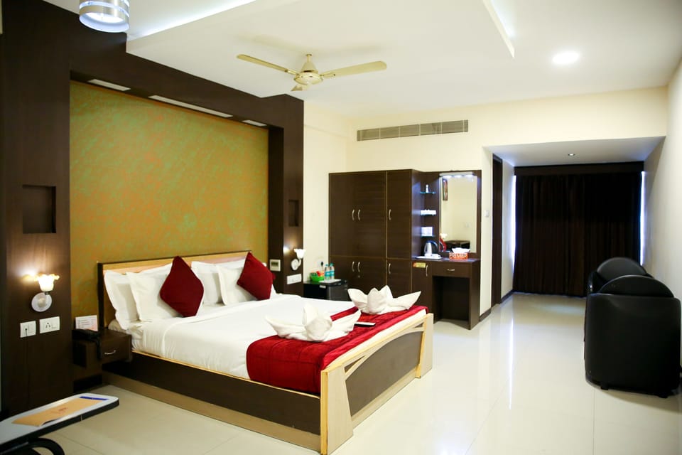 Elite Double Room | 1 bedroom, in-room safe, desk, soundproofing