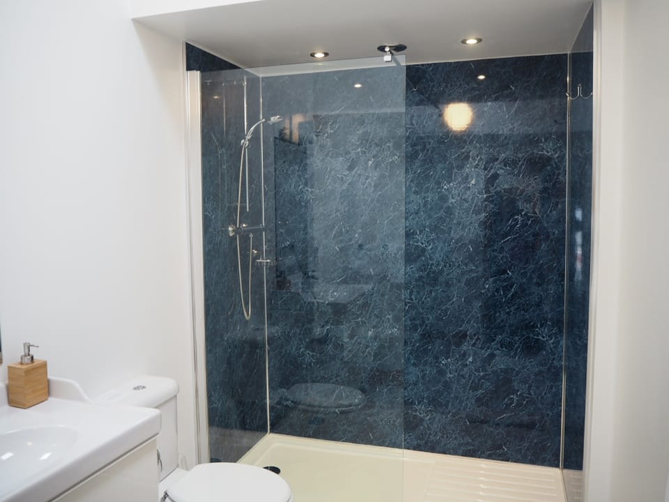 Superior Double Room, 1 Queen Bed, Sea View | Bathroom | Shower, free toiletries, hair dryer, towels