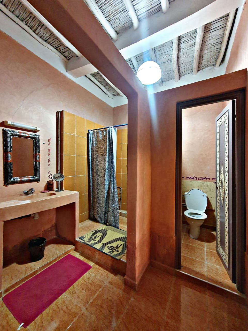 Shower, rainfall showerhead, free toiletries, hair dryer