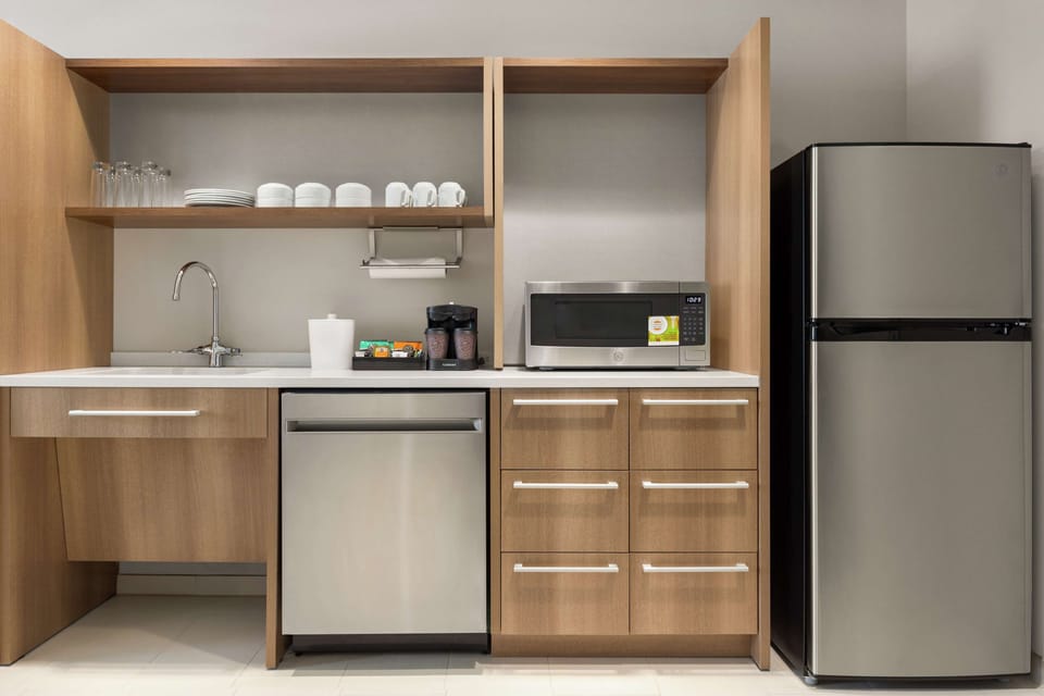 Full-size fridge, microwave, dishwasher, coffee/tea maker