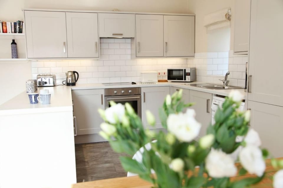 Cottage (Willow) | Private kitchen | Full-size fridge, microwave, oven, stovetop