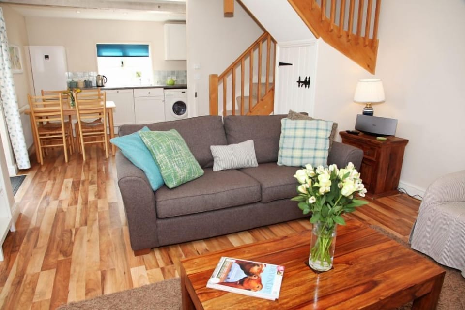 Cottage (Oak Apple) | Living room | Flat-screen TV