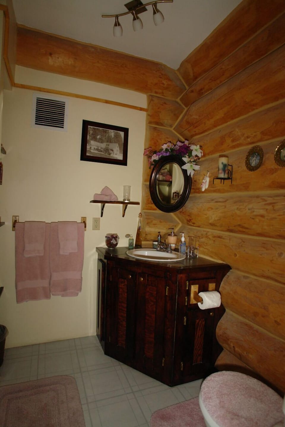Deluxe Room, 1 Queen Bed, Mountain View | Bathroom | Combined shower/tub, free toiletries, hair dryer, bathrobes