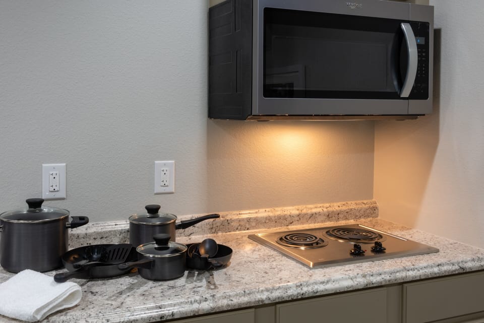 Full-size fridge, microwave, oven, stovetop