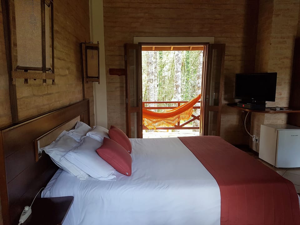 Chale Super Luxo | Bathroom | Bathtub, jetted tub, free toiletries, hair dryer