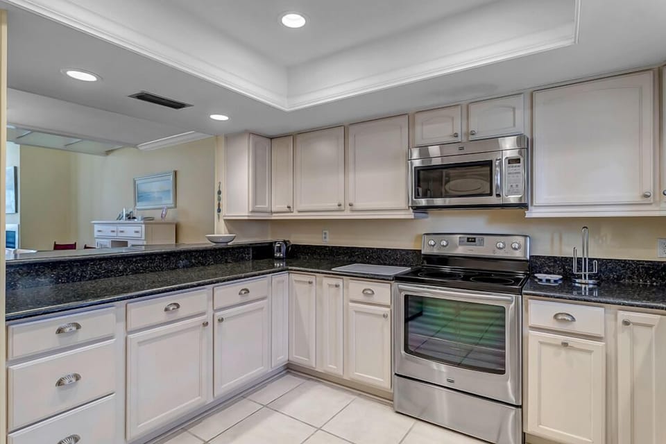 - Fully equipped kitchen with stainless steel appliances, granite countertops, and extra cabinet space
- Modern lighting and sleek finishes make this a chef ready cooking zone
- Perfect for quick breakfasts or prepping a full family dinner