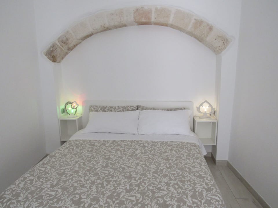Classic Room | Premium bedding, down comforters, memory foam beds, minibar