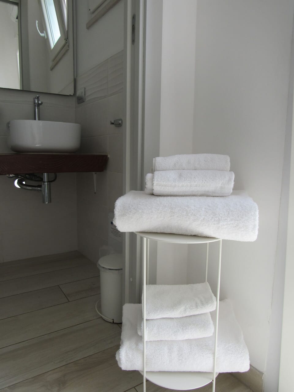 Deluxe Room, Balcony | Bathroom | Shower, rainfall showerhead, free toiletries, hair dryer